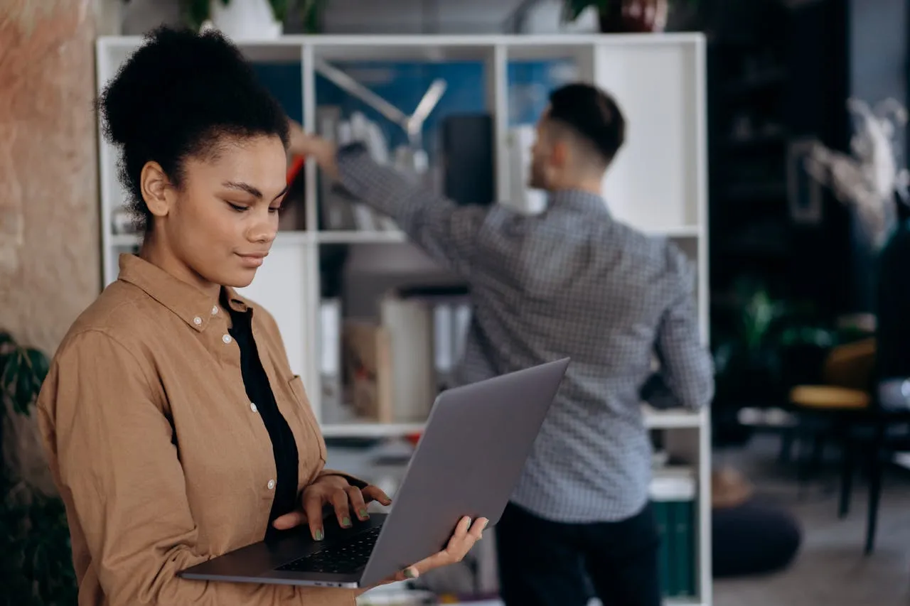 why-choose-us-02 Female employee working in her home office